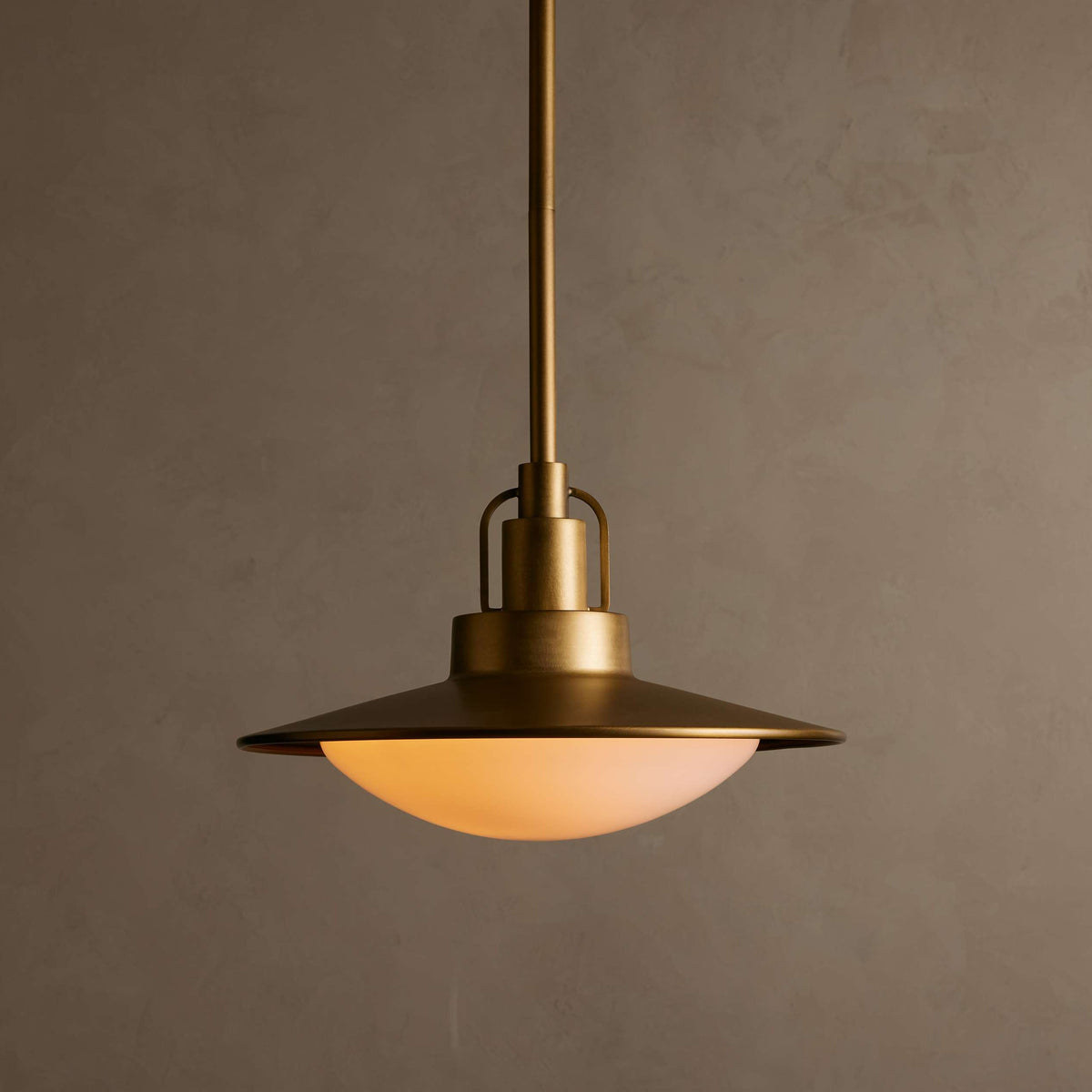Hanglamp Retro met Schijfvormige Kap en Opaalglzen Bol