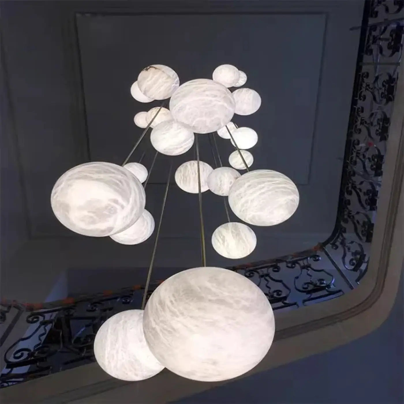 Hanglamp Trap Modern met Marmeren Glazen Bollen en Messing Afwerking