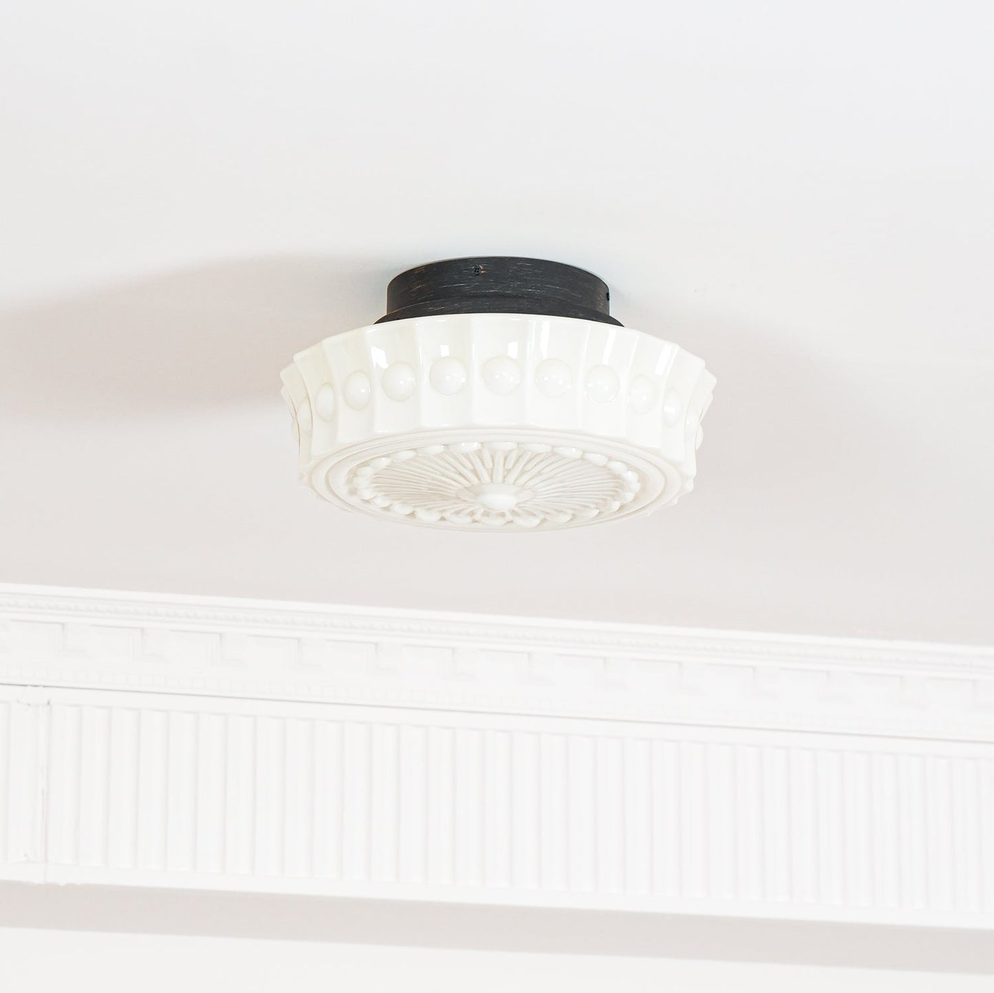 Plafondlamp Art Deco met Gegraveerde Glazen Kap en Ronde Vorm