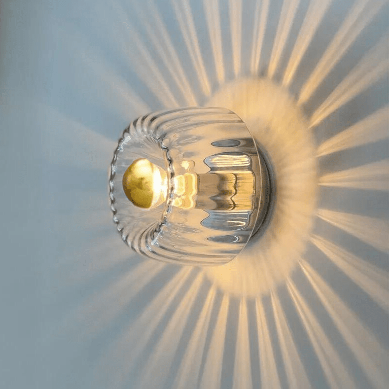 Wandlamp Art Deco met Gedraaid Glazen Bol en Zonnestraal Lichteffect
