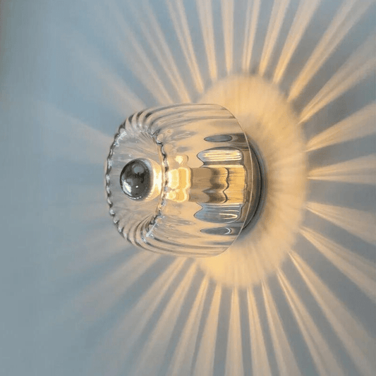 Wandlamp Art Deco met Gedraaid Glazen Bol en Zonnestraal Lichteffect