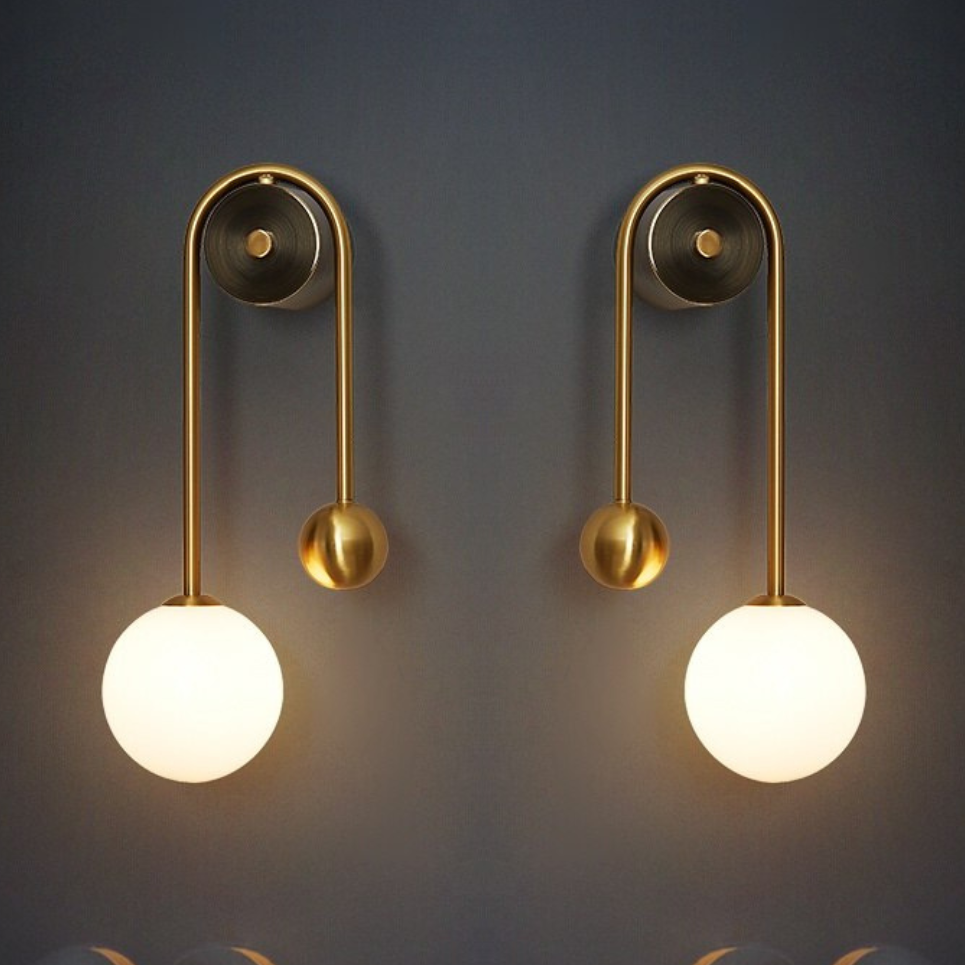 Wandlamp Art Deco met Glazen Bol en Messing Frame