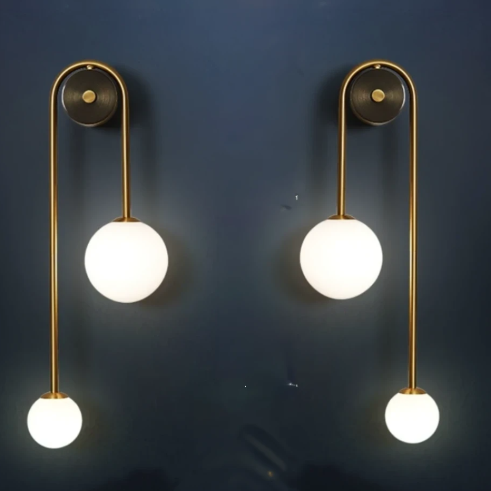 Wandlamp Art Deco met Glazen Bol en Messing Frame