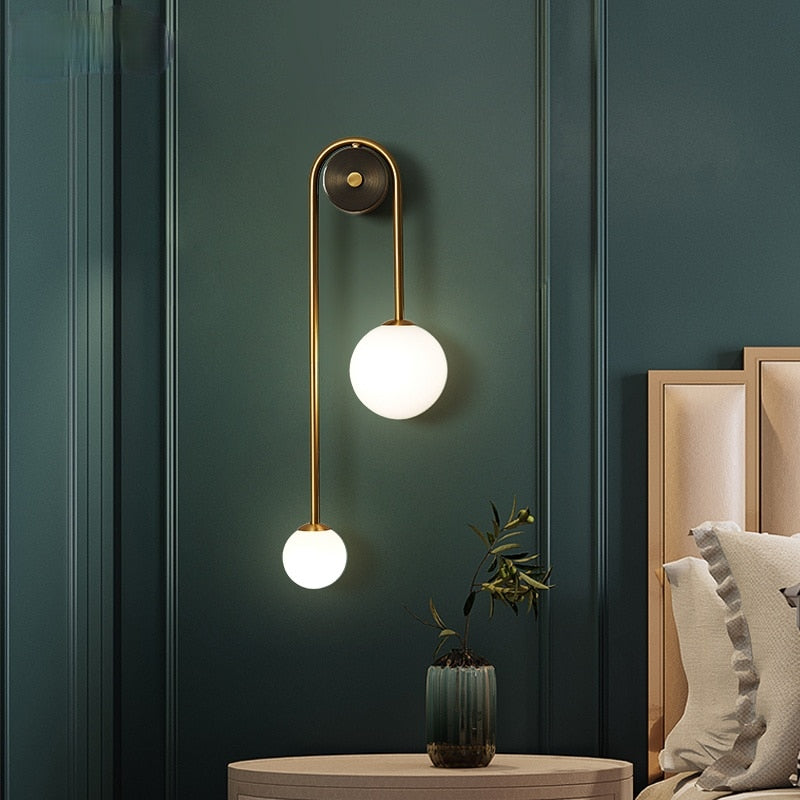 Wandlamp Art Deco met Glazen Bol en Messing Frame