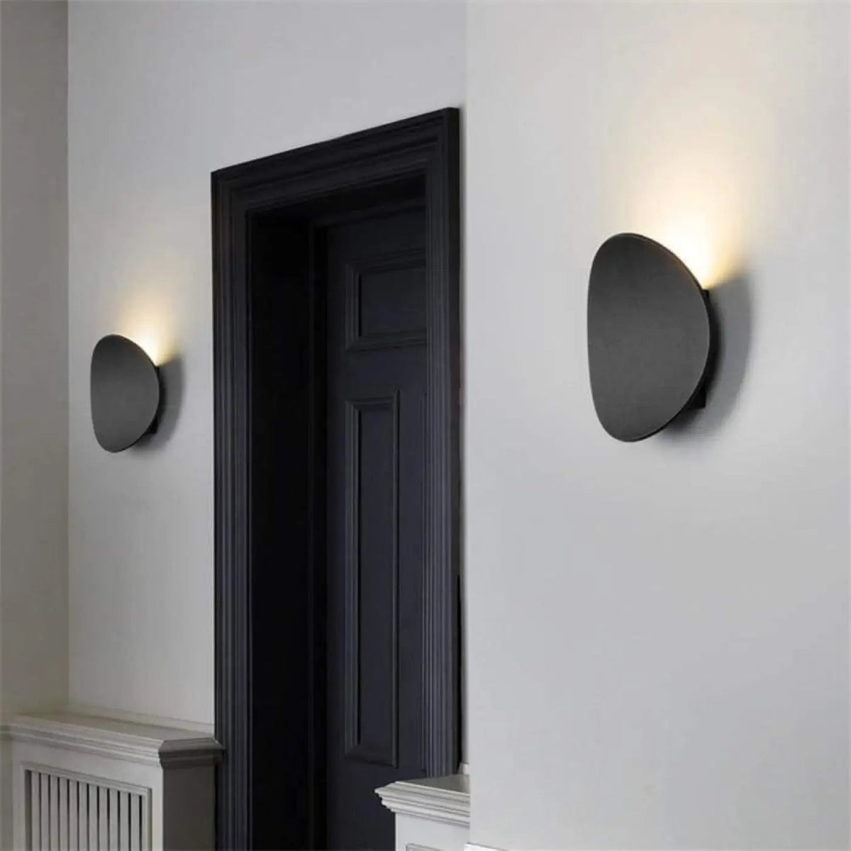 Wandlamp Minimalistisch met Organische Schijfvorm en Indirecte Verlichting