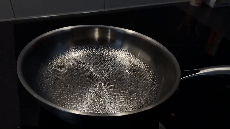 Titanium Koekenpan met Gelijkmatige Warmteverdeling en Hittebestendigheid tot 548°C 3