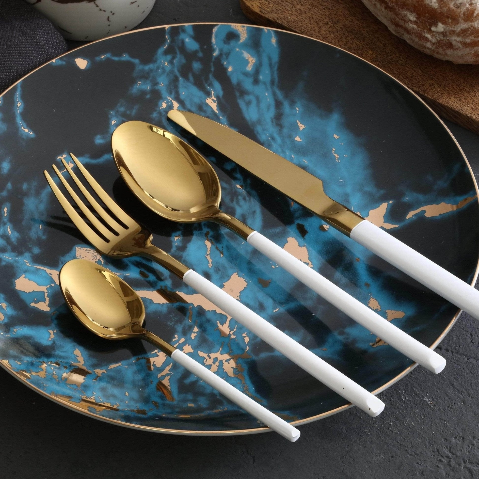 Bestekset 4-delig met Vork, Mes en Lepels in Modern Design