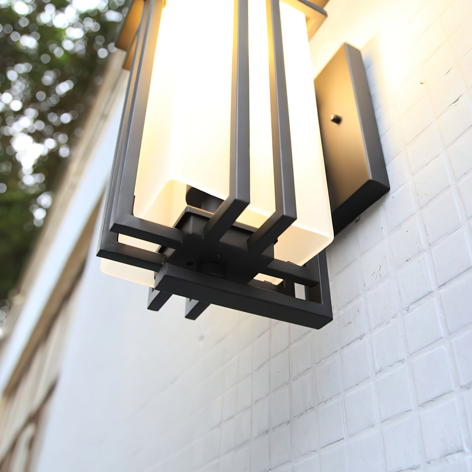 Buitenlamp Modern met Frosted Glas Kap en Metalen Rasterframe voor Muur
