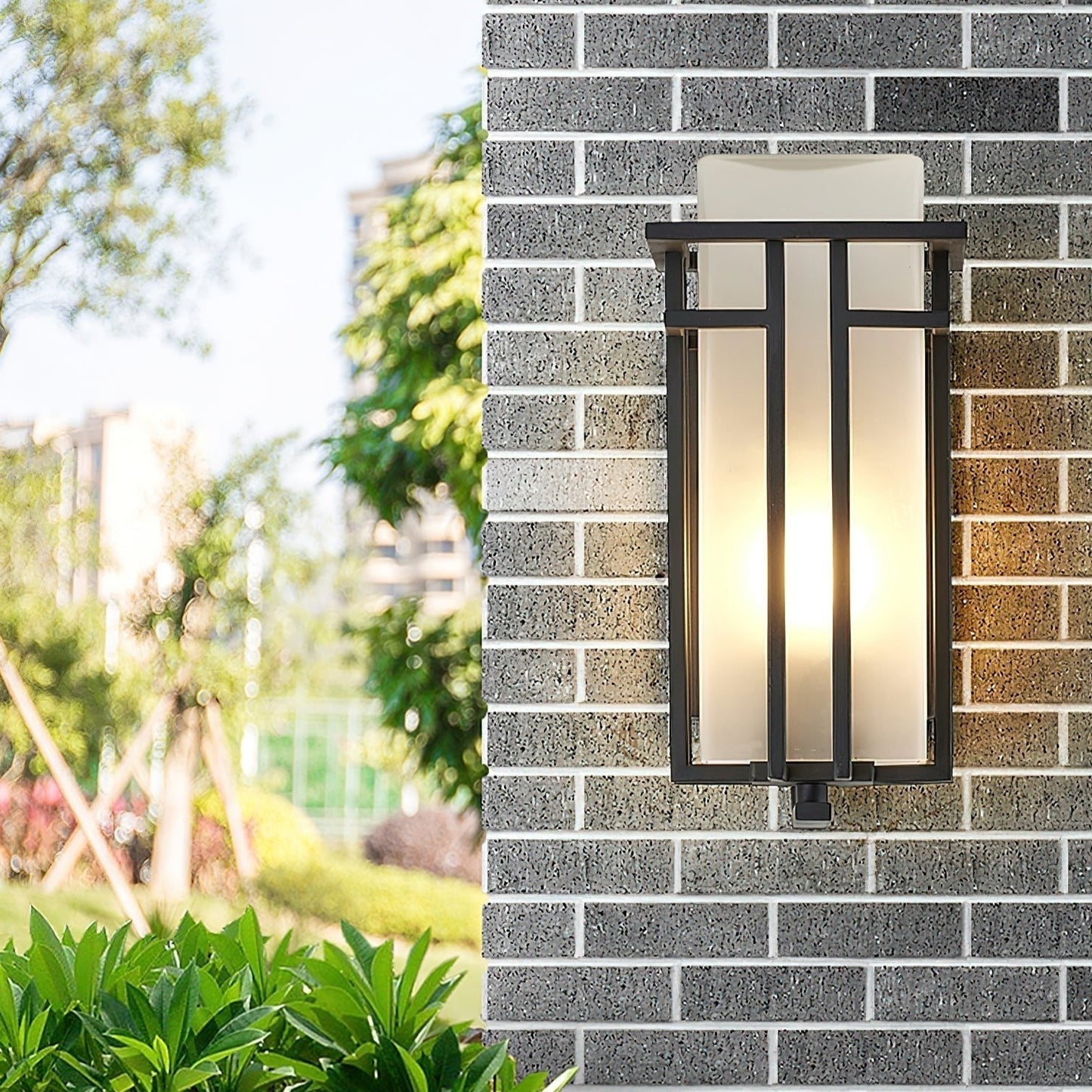 Buitenlamp Modern met Frosted Glas Kap en Metalen Rasterframe voor Muur