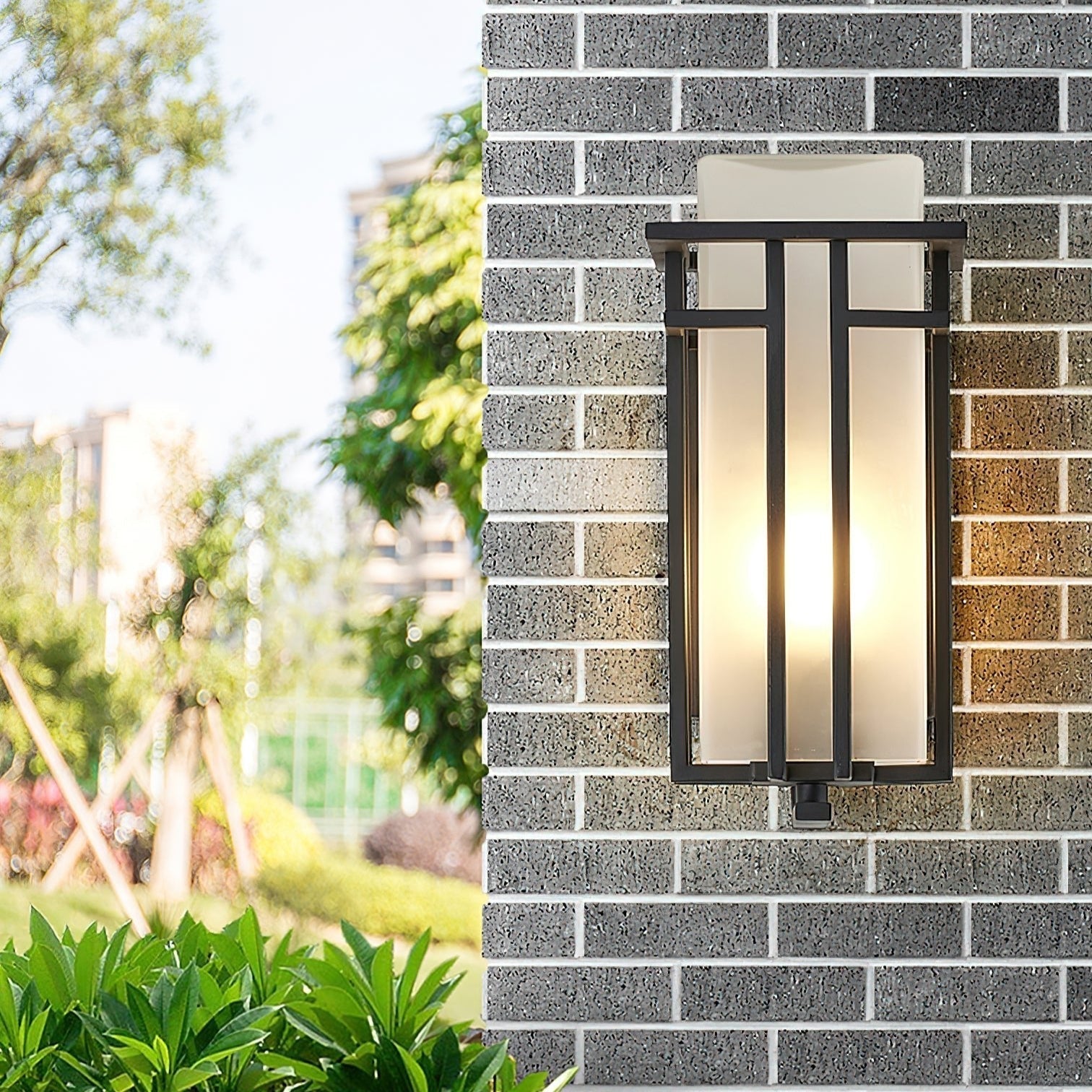 Buitenlamp Modern met Frosted Glas Kap en Metalen Rasterframe voor Muur
