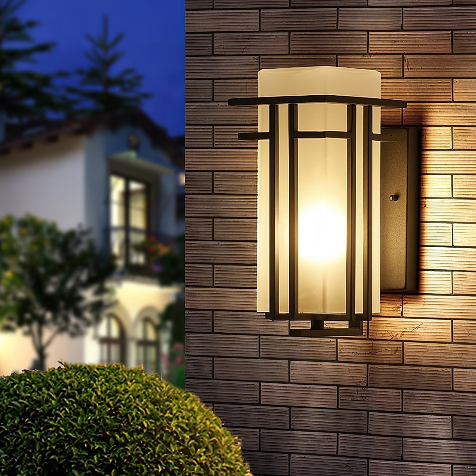 Buitenlamp Modern met Frosted Glas Kap en Metalen Rasterframe voor Muur