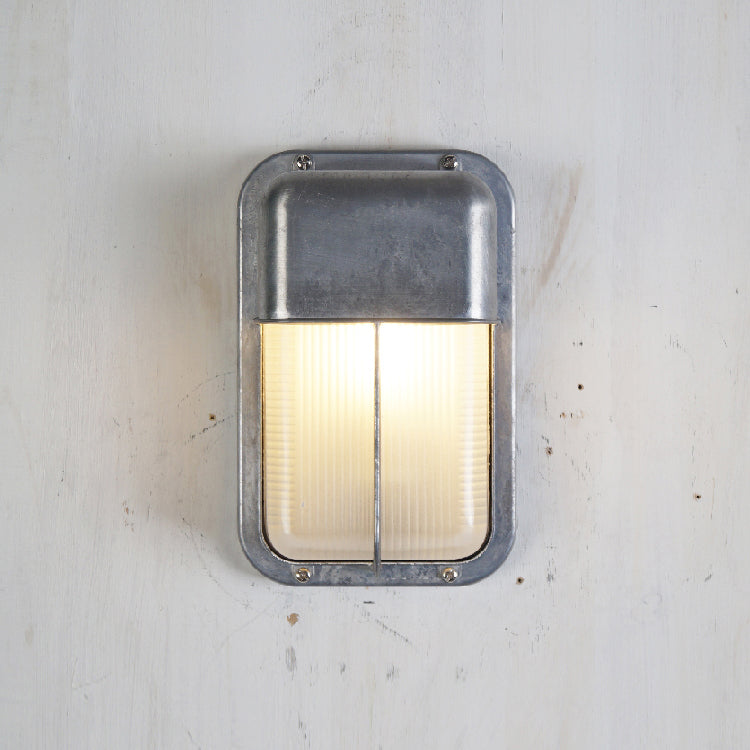 Buitenwandlamp Nautisch Industrieel met Aluminium Behuizing en Opaal Glasdiffuser
