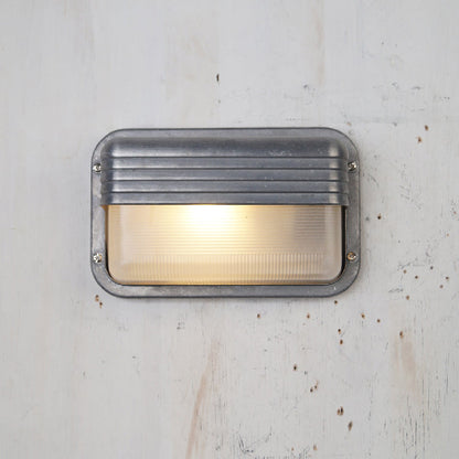 Buitenwandlamp Nautisch Industrieel met Aluminium Behuizing en Opaal Glasdiffuser