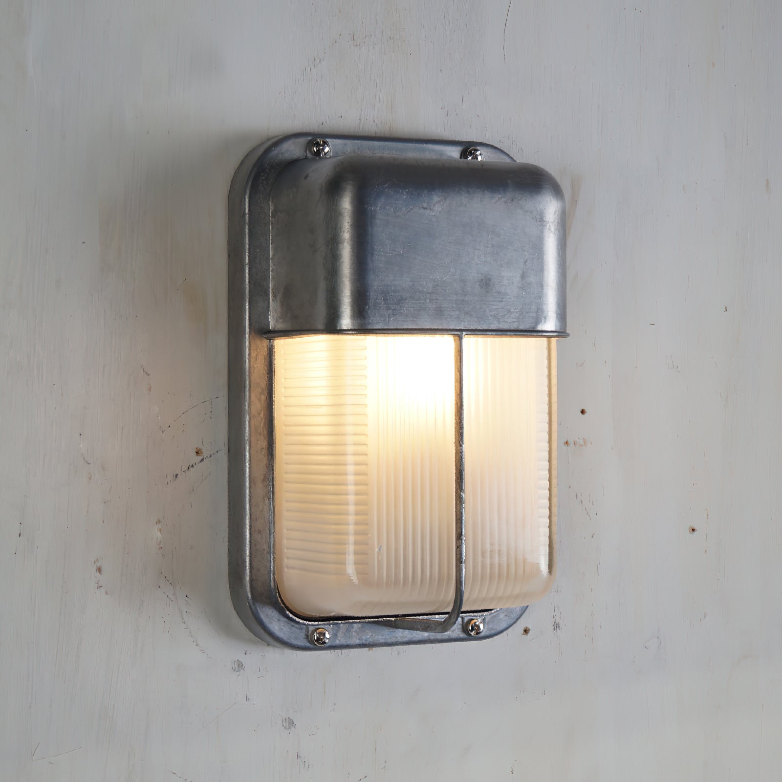 Buitenwandlamp Nautisch Industrieel met Aluminium Behuizing en Opaal Glasdiffuser