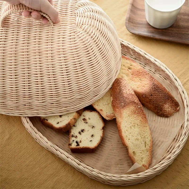 Gevlochten Broodmand met Koepeldeksel en Handvat op Ovaal Dienblad