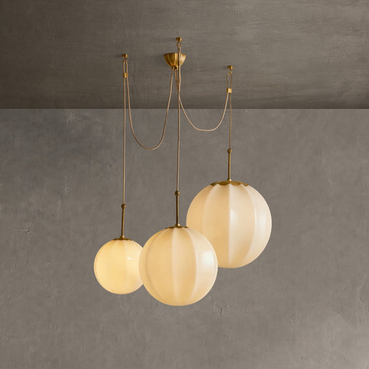 Hanglamp Art Deco met Gedraaid Messing Detail en Bolvormige Glazen Kappen
