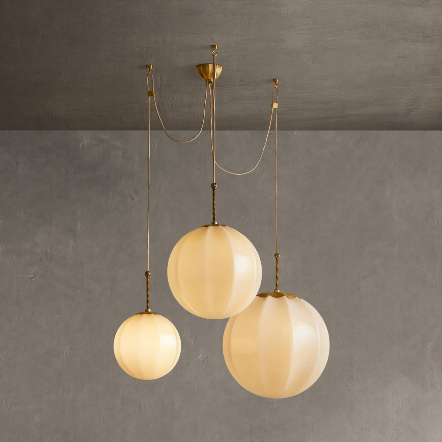 Hanglamp Art Deco met Gedraaid Messing Detail en Bolvormige Glazen Kappen