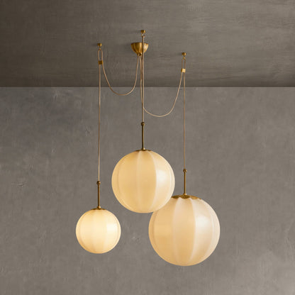Hanglamp Art Deco met Gedraaid Messing Detail en Bolvormige Glazen Kappen