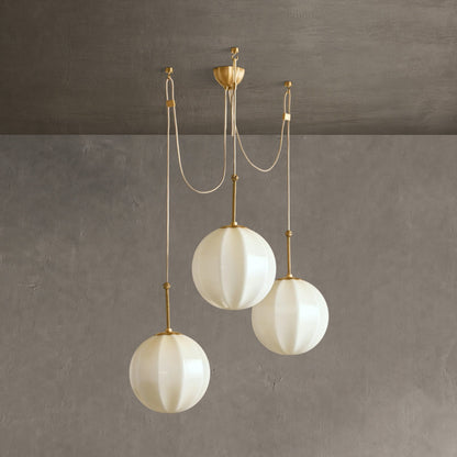 Hanglamp Art Deco met Gedraaid Messing Detail en Bolvormige Glazen Kappen