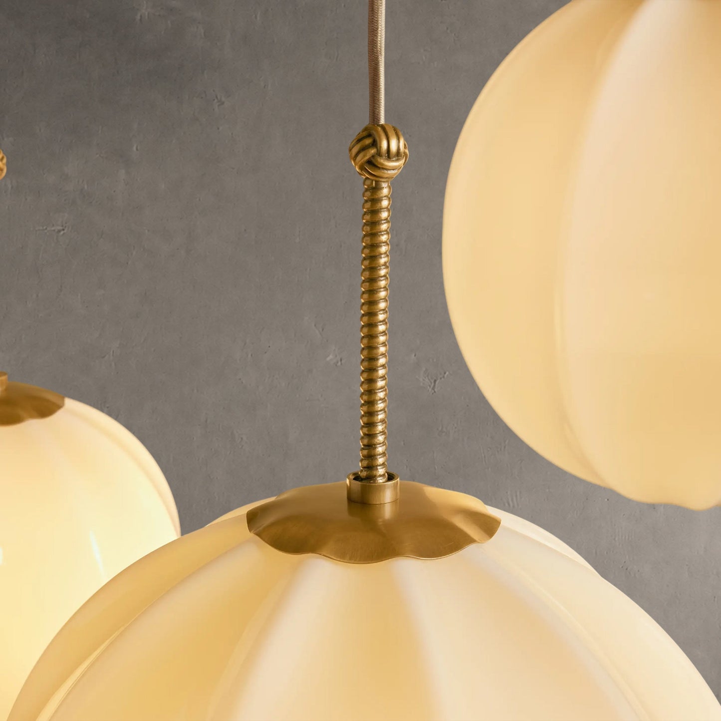 Hanglamp Art Deco met Gedraaid Messing Detail en Bolvormige Glazen Kappen