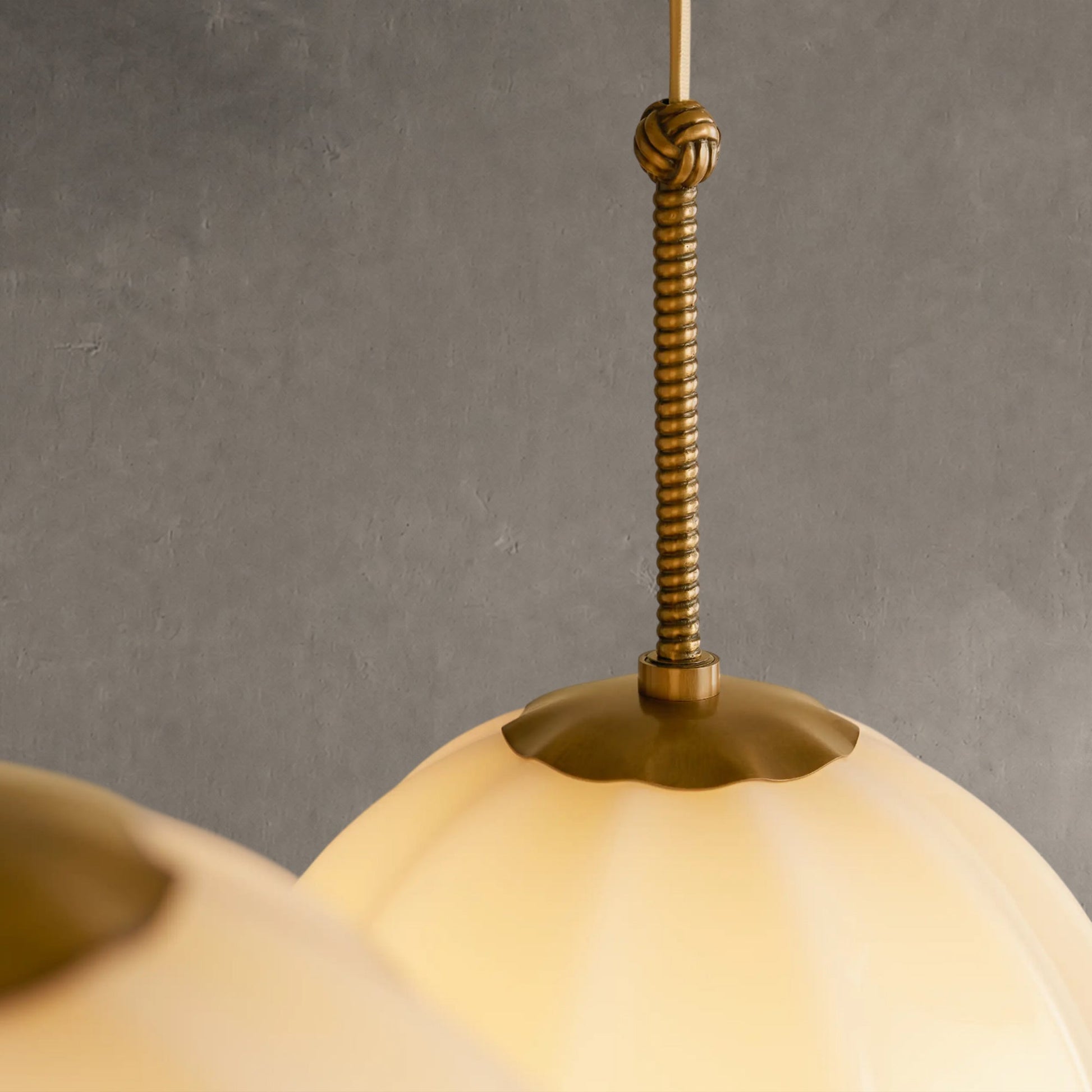 Hanglamp Art Deco met Gedraaid Messing Detail en Bolvormige Glazen Kappen