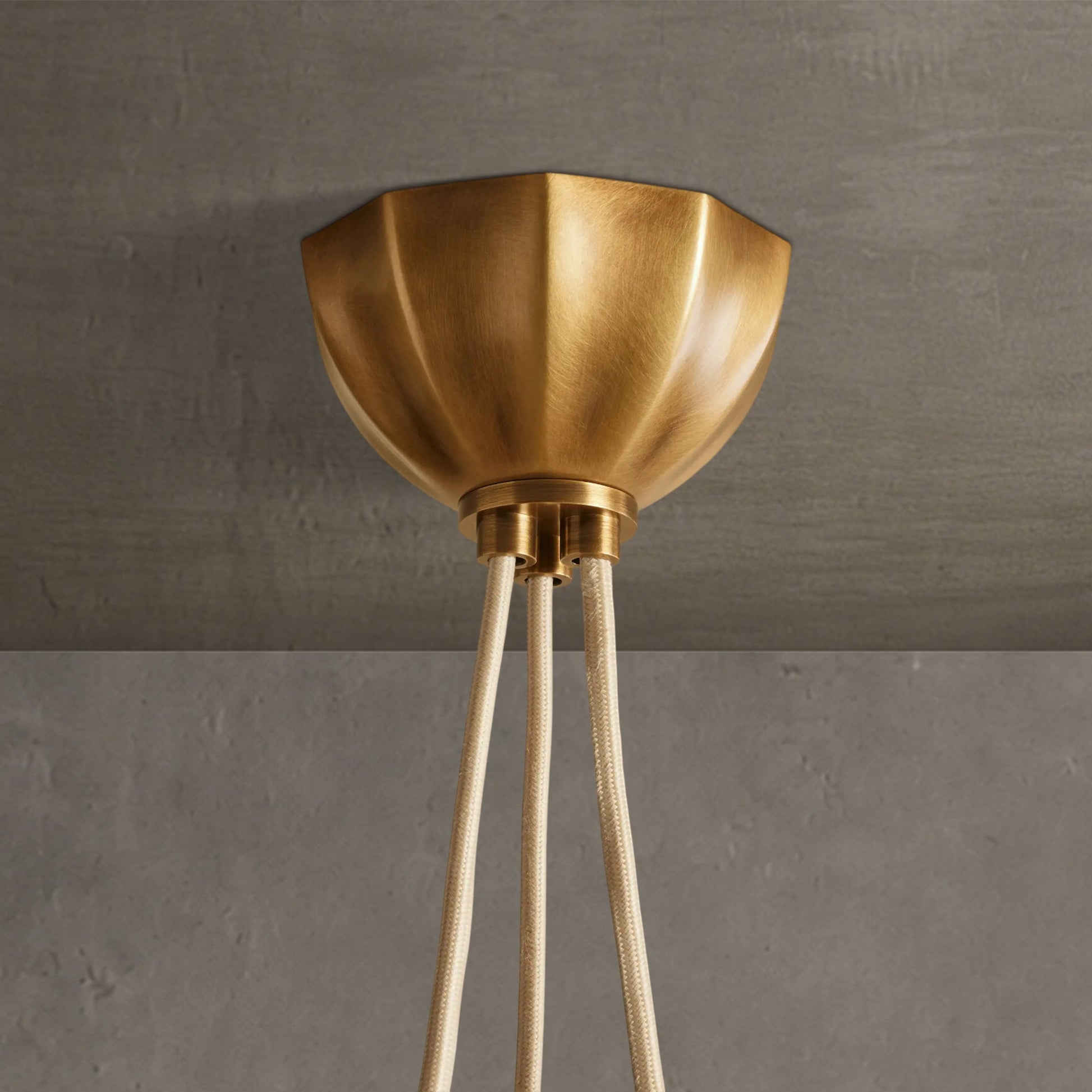 Hanglamp Art Deco met Gedraaid Messing Detail en Bolvormige Glazen Kappen