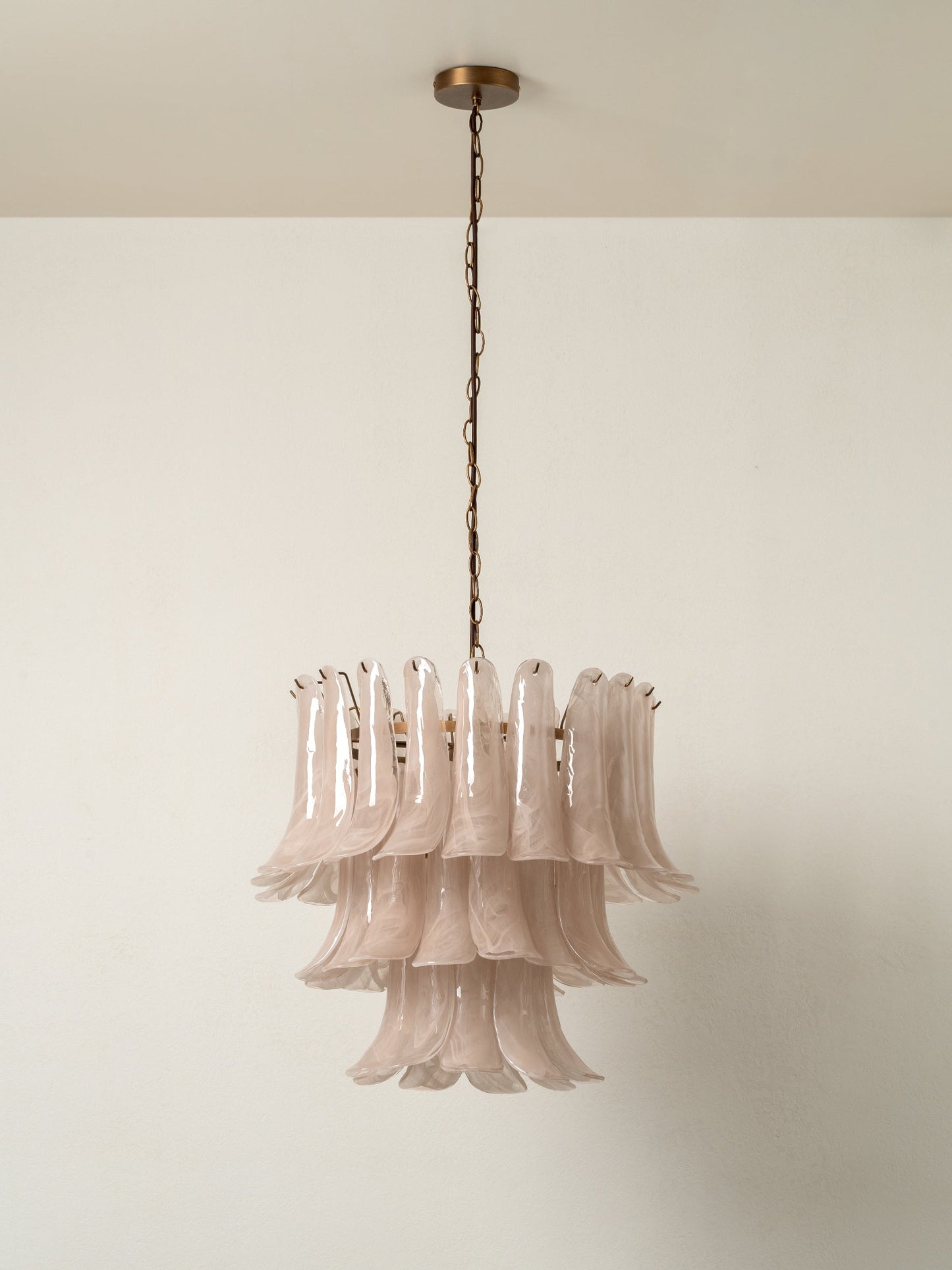 Hanglamp Art Deco met Gelaagde Glazen Bladeren en Messing Ketting