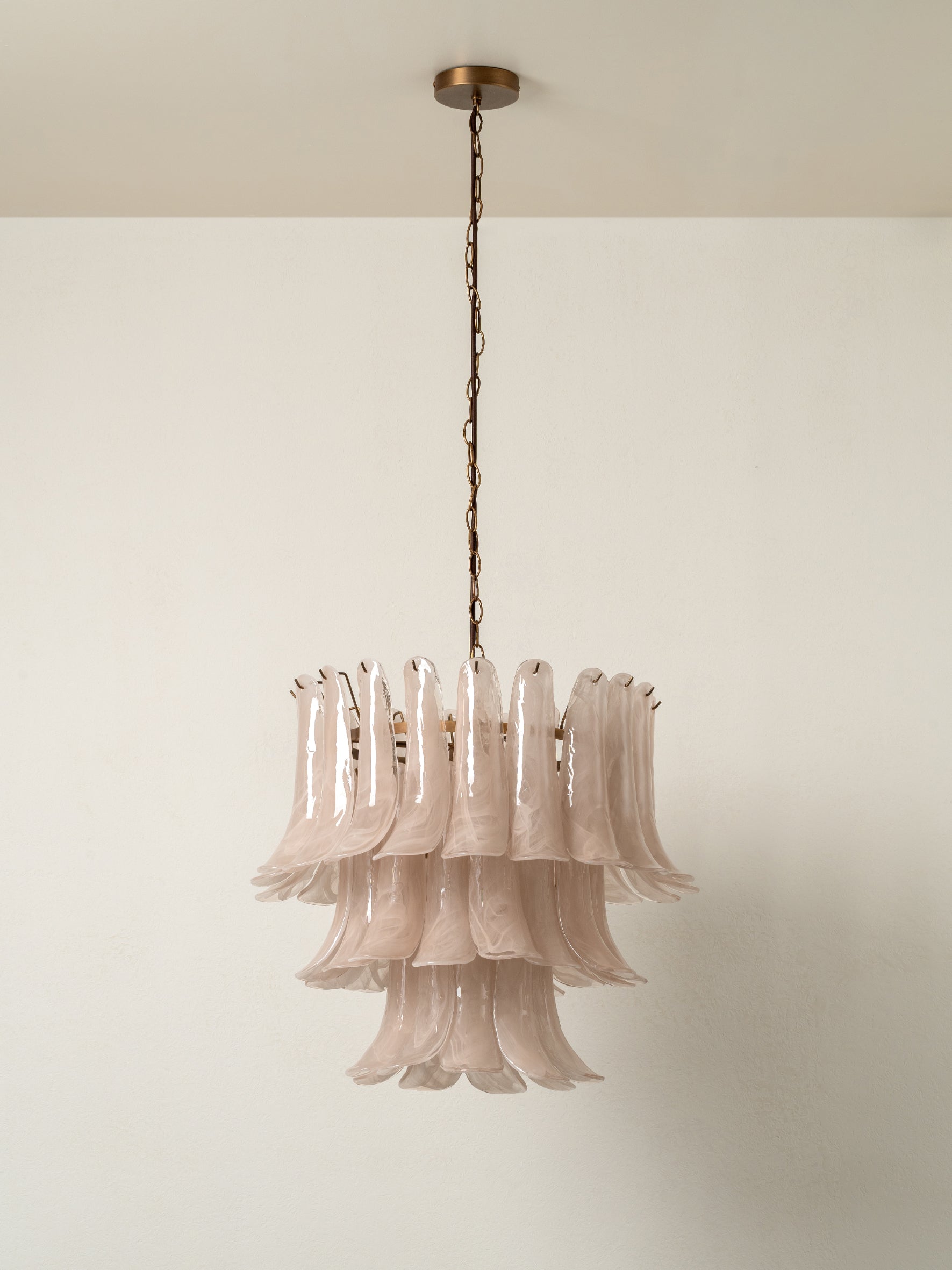 Hanglamp Art Deco met Gelaagde Glazen Bladeren en Messing Ketting