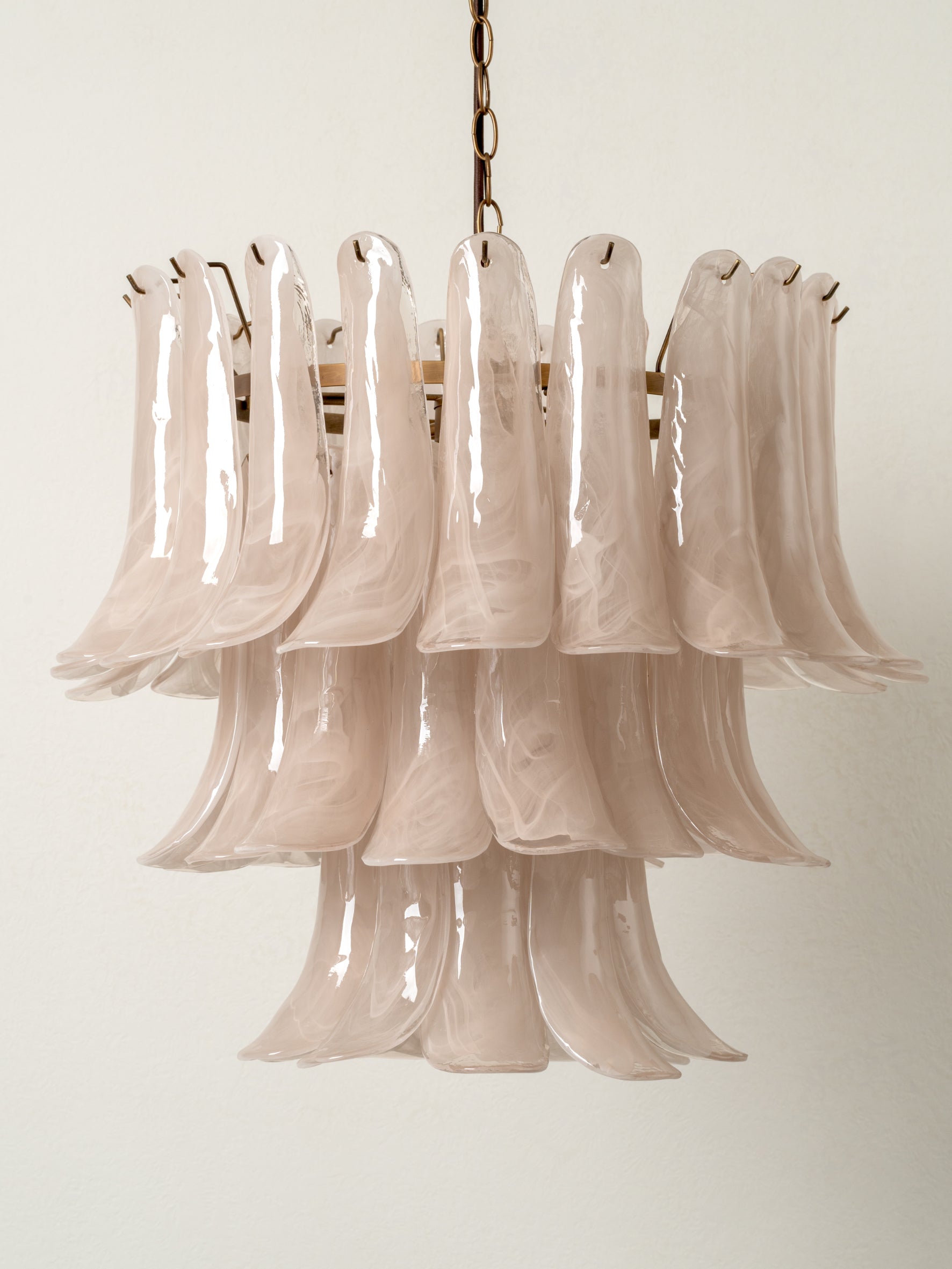 Hanglamp Art Deco met Gelaagde Glazen Bladeren en Messing Ketting