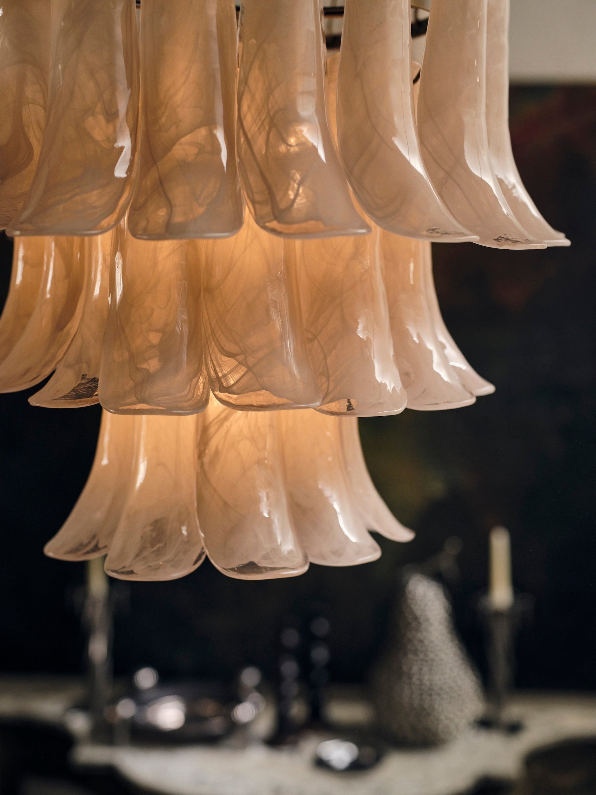 Hanglamp Art Deco met Gelaagde Glazen Bladeren en Messing Ketting