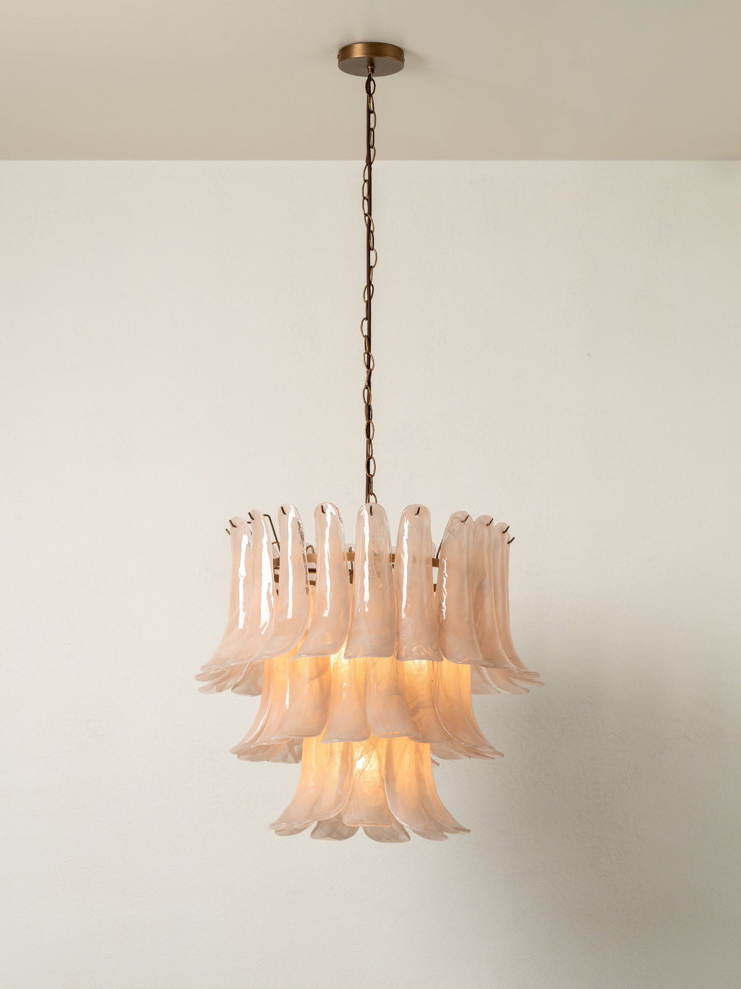 Hanglamp Art Deco met Gelaagde Glazen Bladeren en Messing Ketting