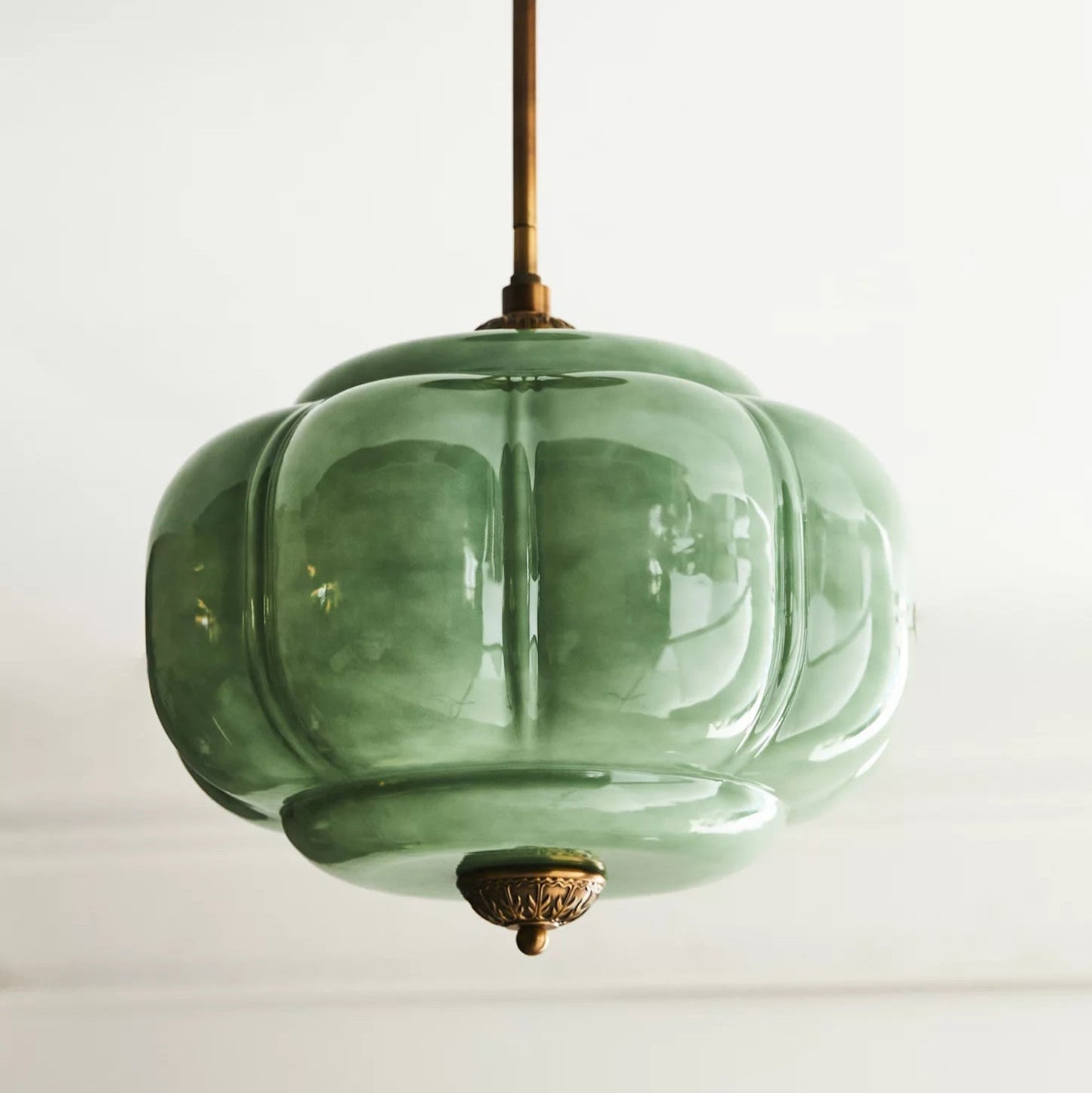 Hanglamp Art Deco met Geribbelde Glazen Kap en Gegoten Metalen Rozet