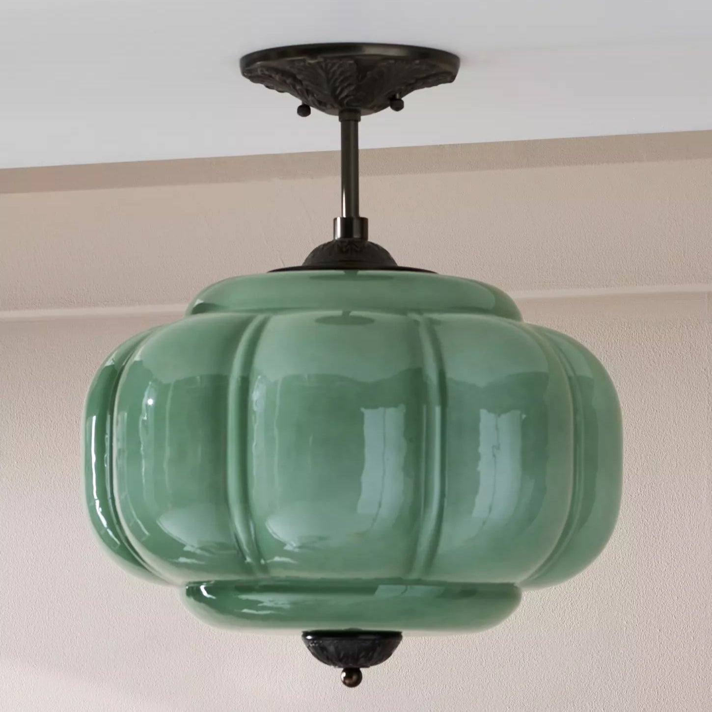 Hanglamp Art Deco met Geribbelde Glazen Kap en Gegoten Metalen Rozet