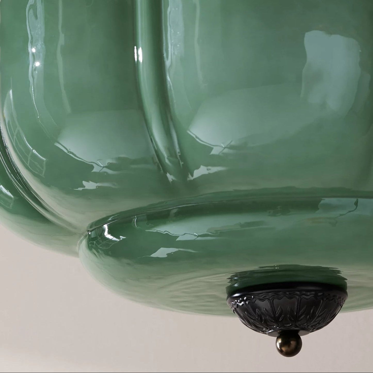 Hanglamp Art Deco met Geribbelde Glazen Kap en Gegoten Metalen Rozet