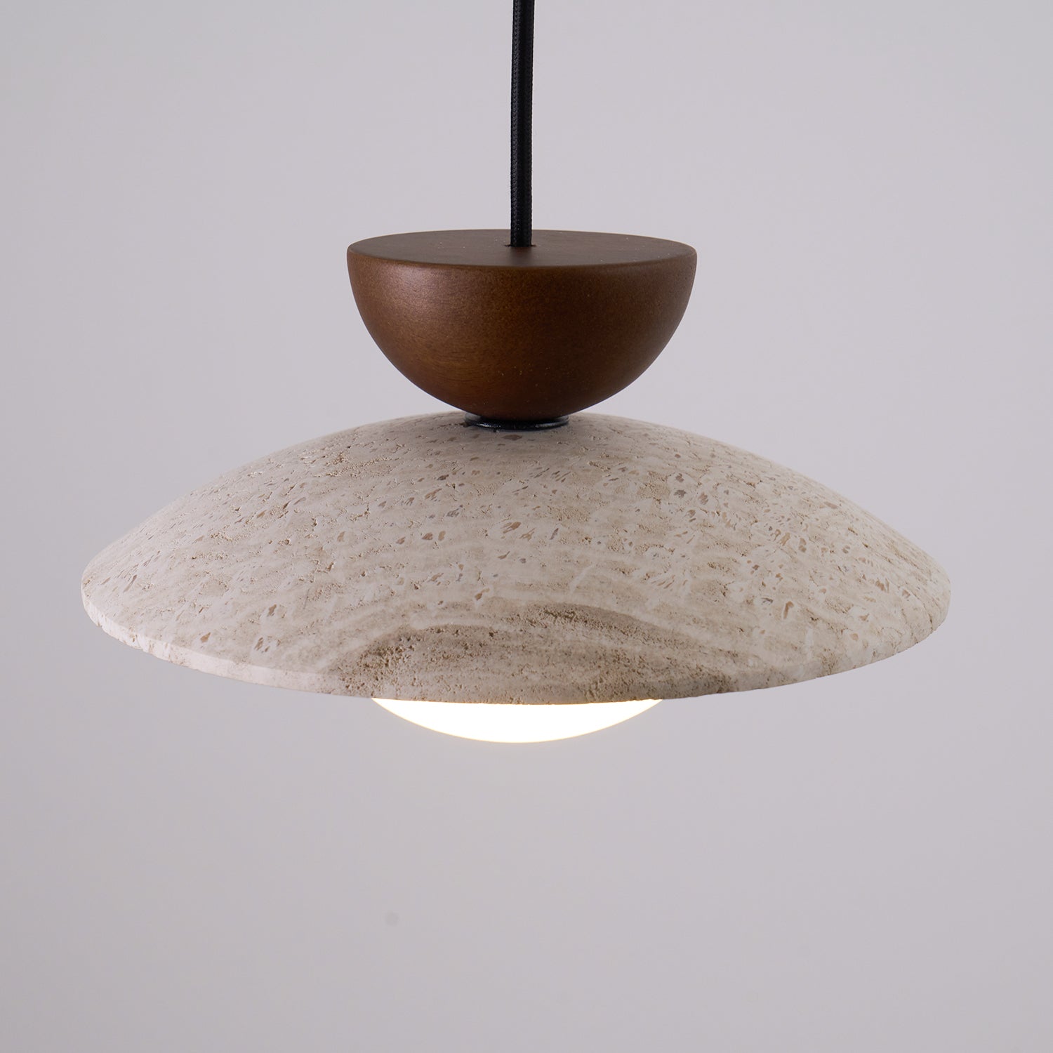 Hanglamp Bohemian met Travertine Kap en Houten Detail