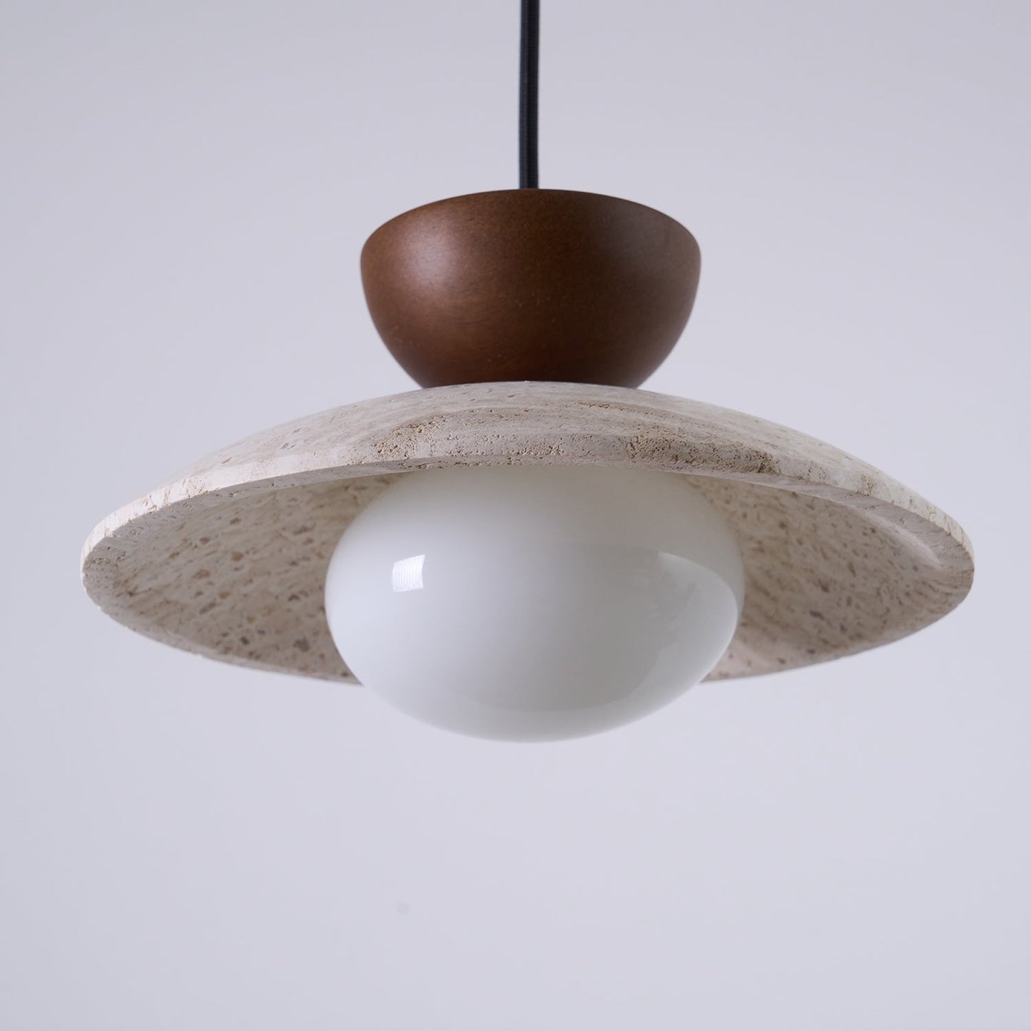 Hanglamp Bohemian met Travertine Kap en Houten Detail
