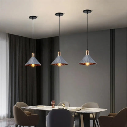 Hanglamp Industrieel met Gehamerde Kap en Koperen Fitting