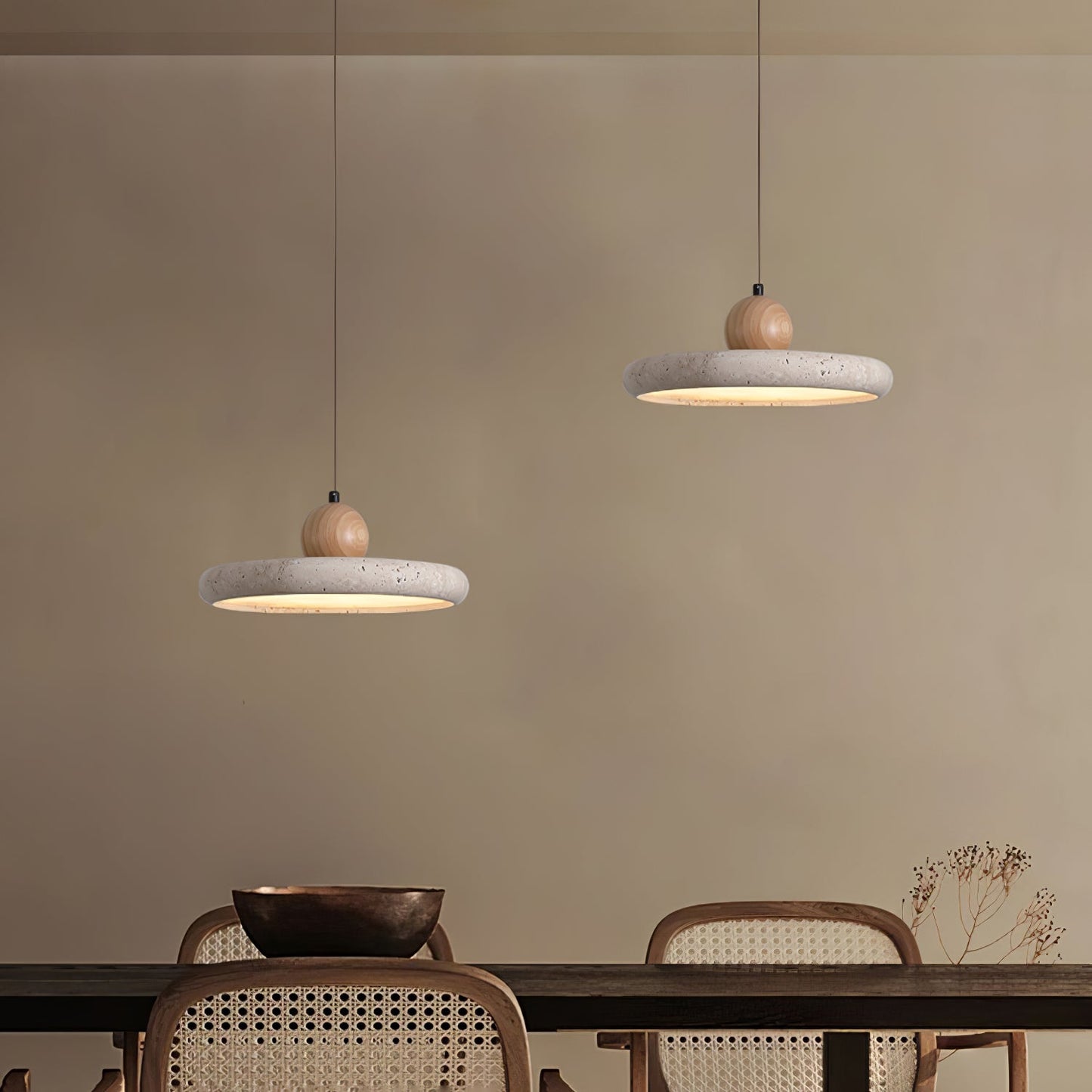 Hanglamp Minimalistisch met Ronde Travertijn Kap en Houten Accent
