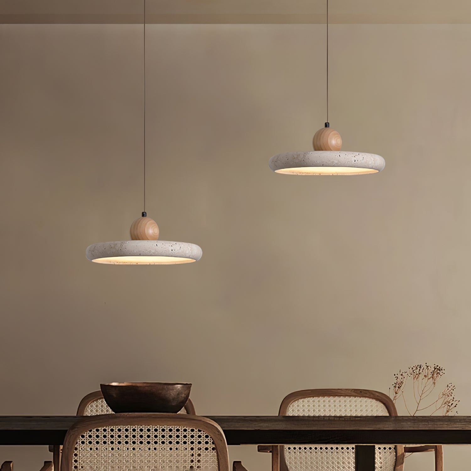 Hanglamp Minimalistisch met Ronde Travertijn Kap en Houten Accent