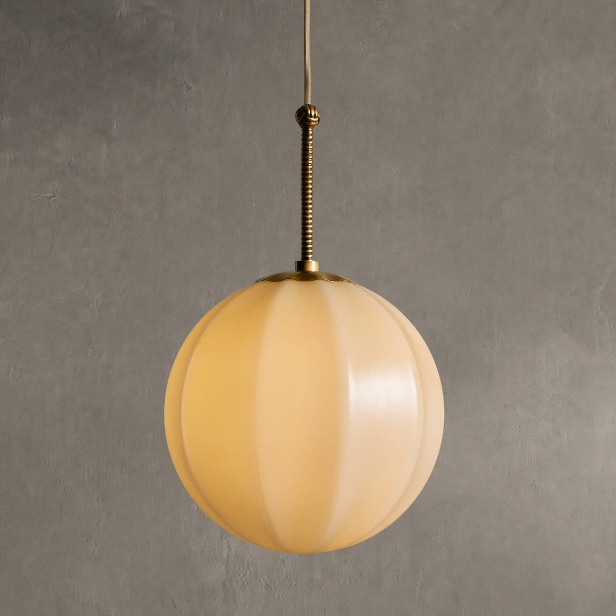 Hanglamp Retro met Geribbelde Ronde Kap en Messing Afwerking