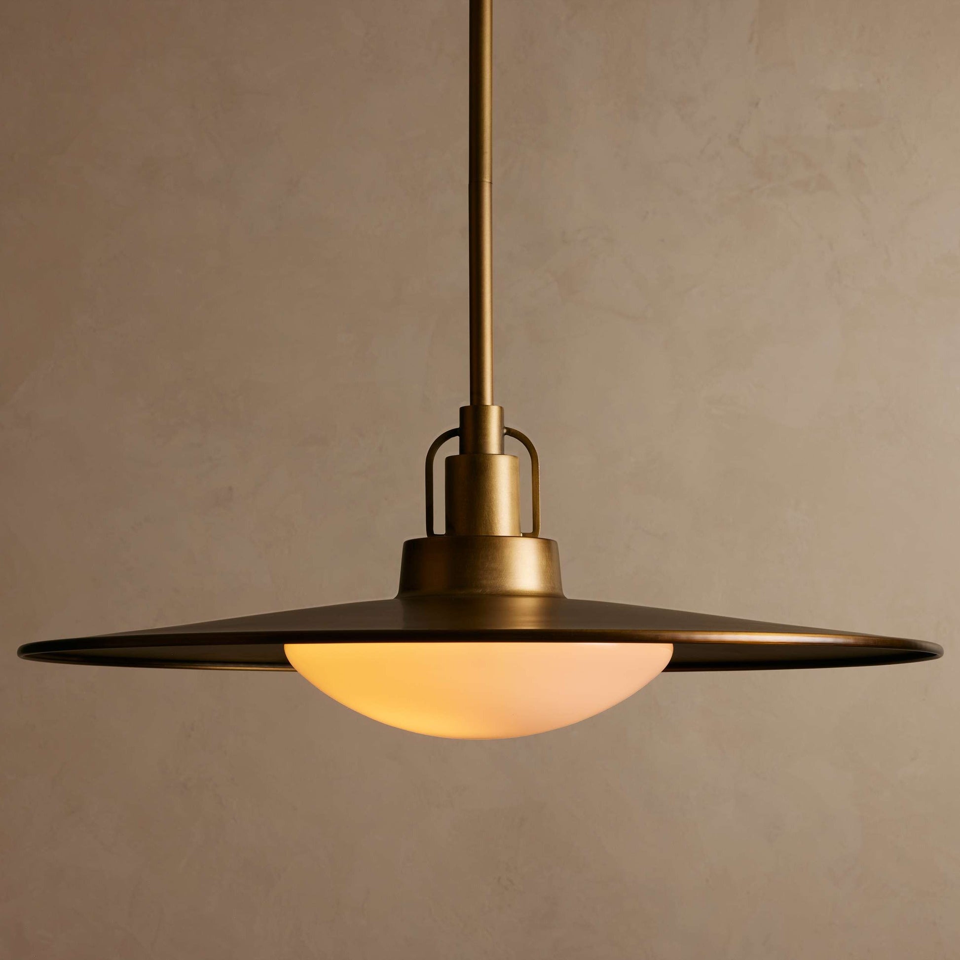 Hanglamp Retro met Schijfvormige Kap en Opaalglzen Bol