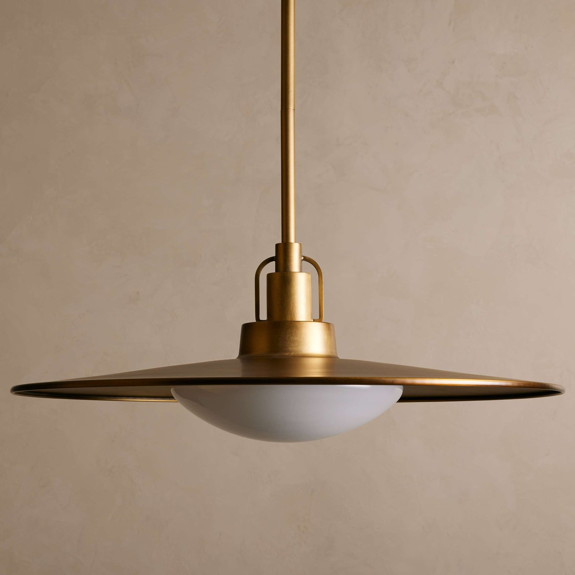 Hanglamp Retro met Schijfvormige Kap en Opaalglzen Bol