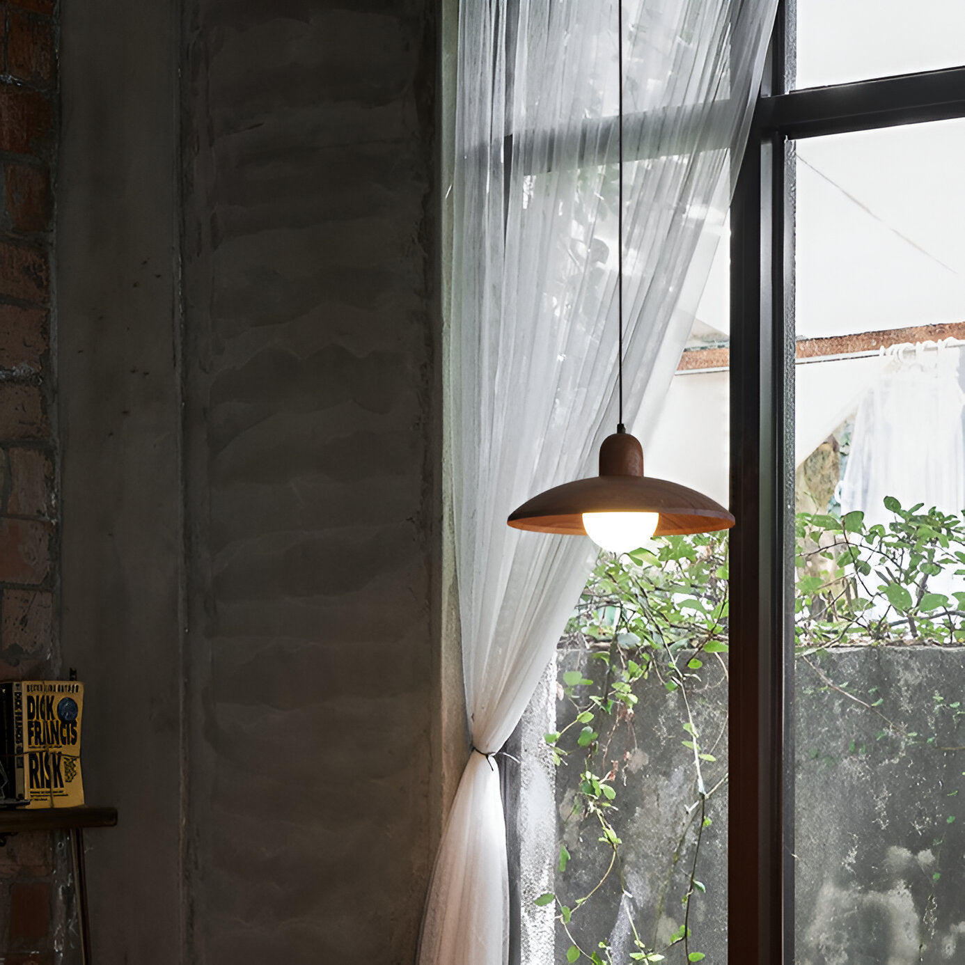 Hanglamp Scandinavisch met Brede Ronde Kap en Glazen Bol