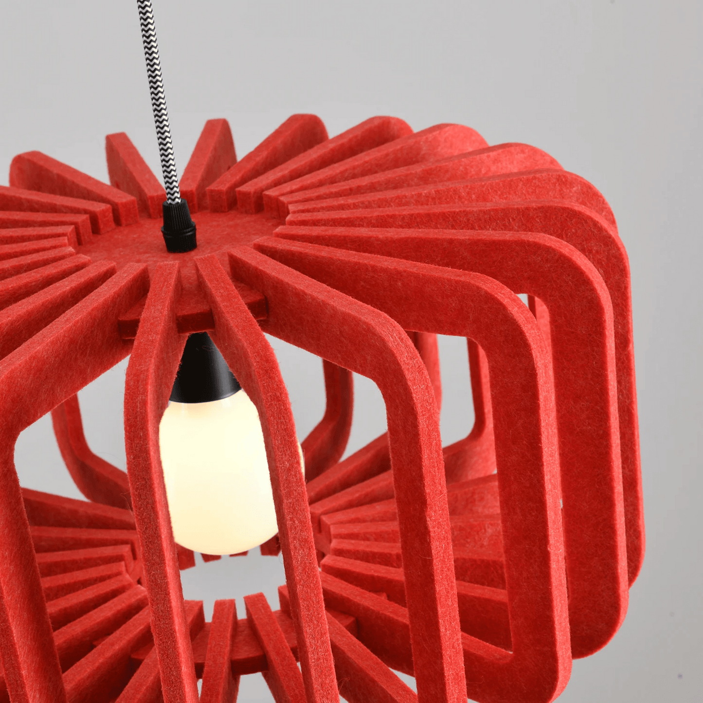 Hanglamp Scandinavisch met Gelameleerde Kap en Akoestisch Viltpaneel