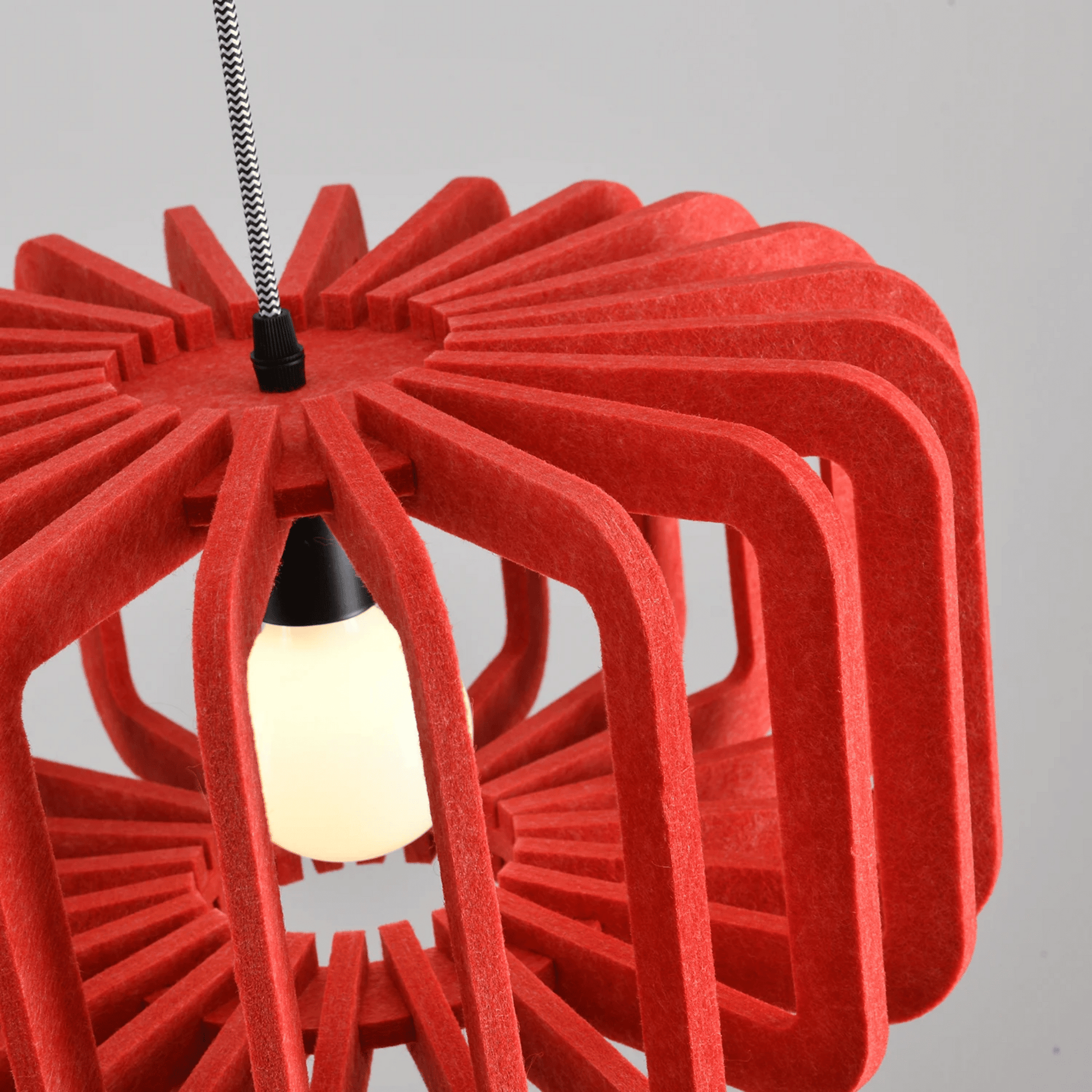 Hanglamp Scandinavisch met Gelameleerde Kap en Akoestisch Viltpaneel
