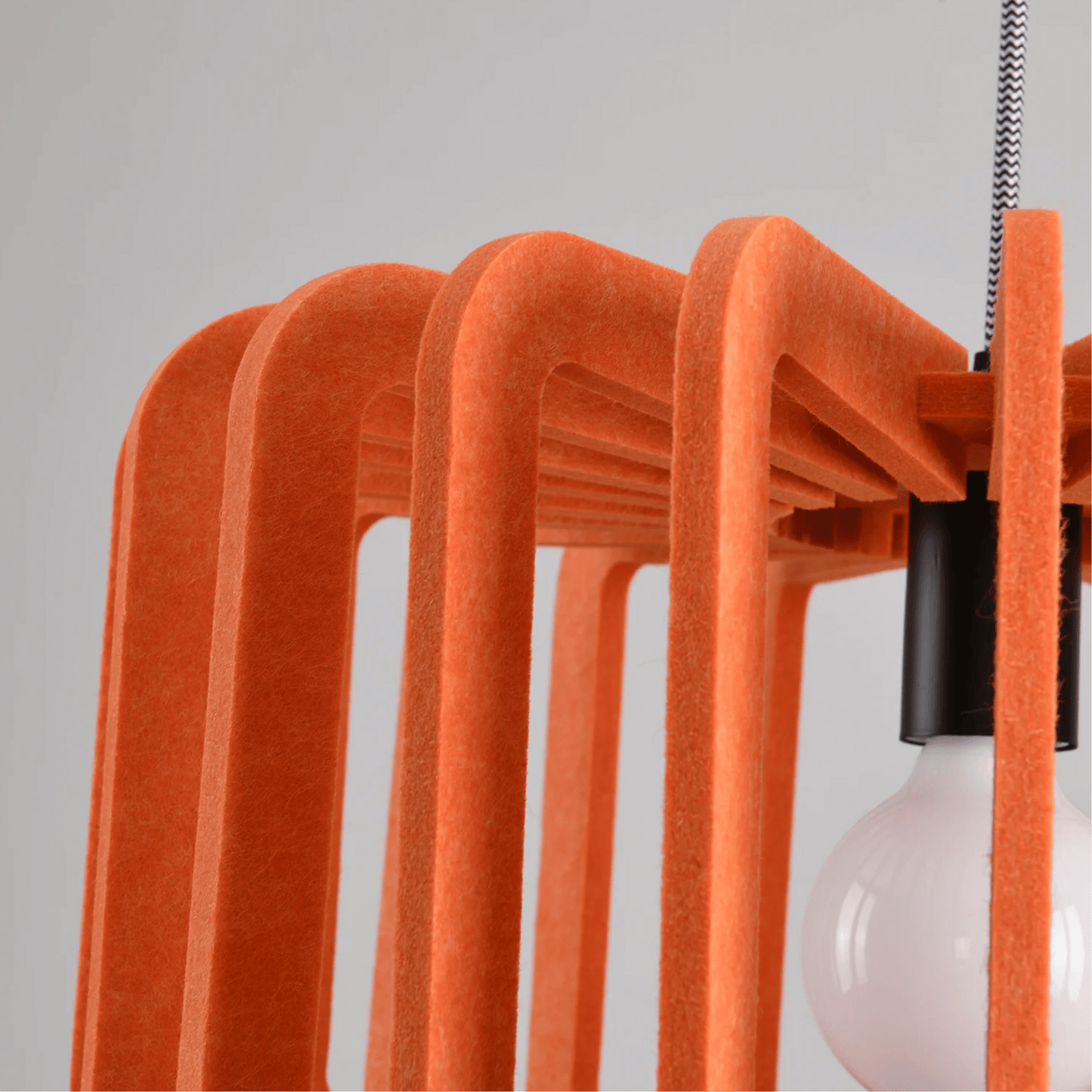 Hanglamp Scandinavisch met Gelameleerde Kap en Akoestisch Viltpaneel