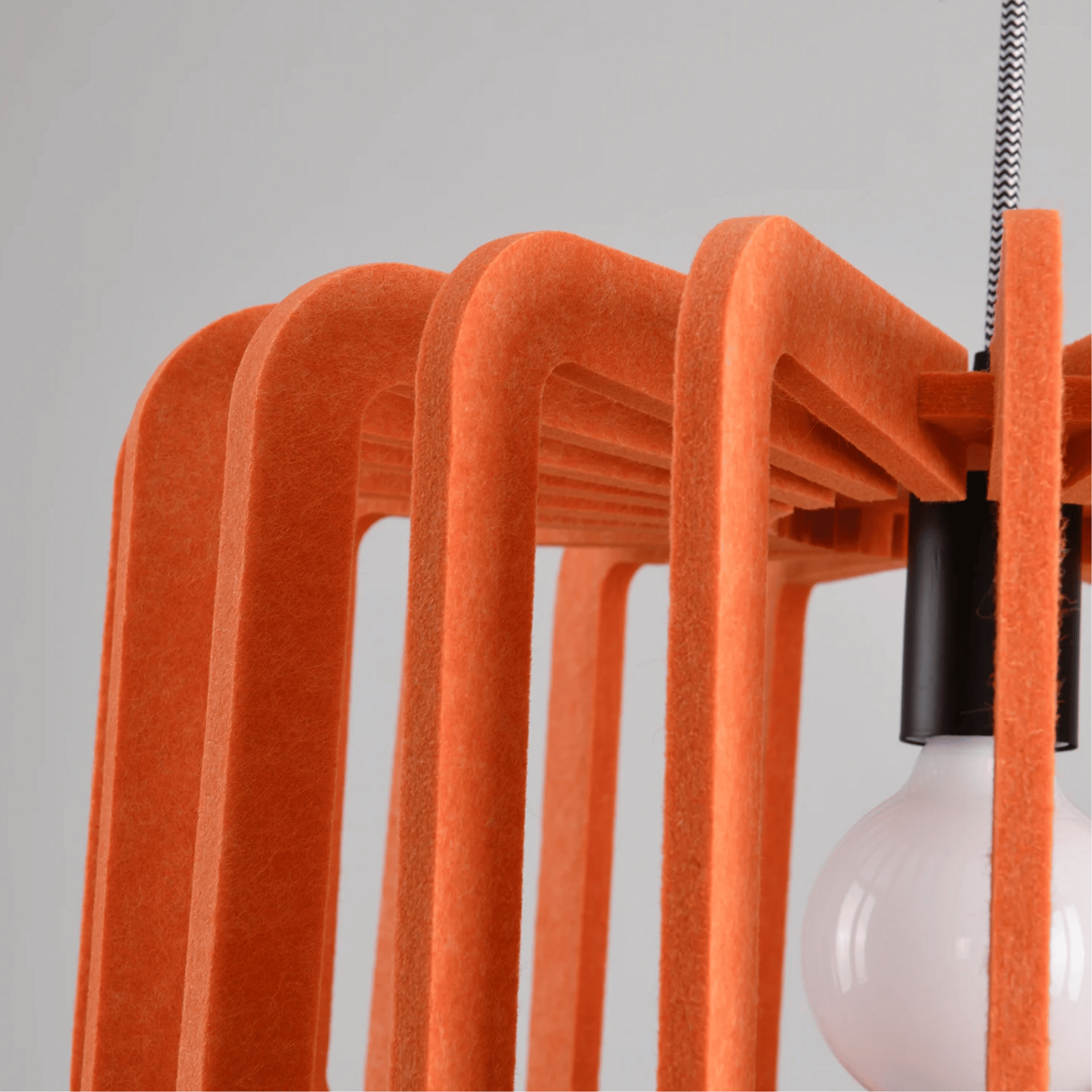 Hanglamp Scandinavisch met Gelameleerde Kap en Akoestisch Viltpaneel