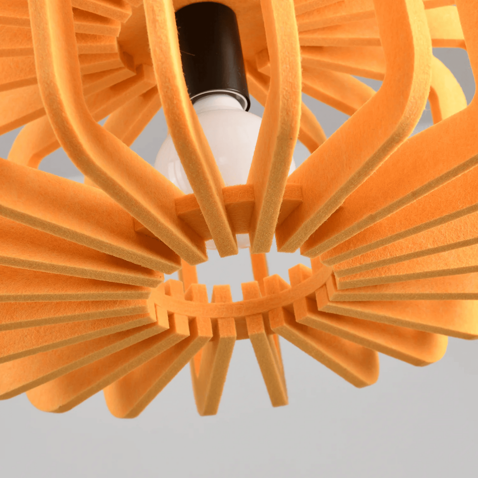 Hanglamp Scandinavisch met Gelameleerde Kap en Akoestisch Viltpaneel