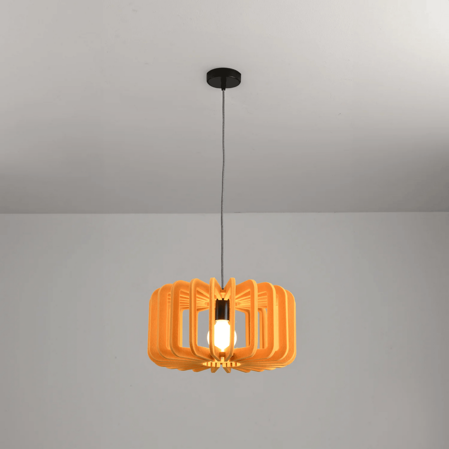 Hanglamp Scandinavisch met Gelameleerde Kap en Akoestisch Viltpaneel