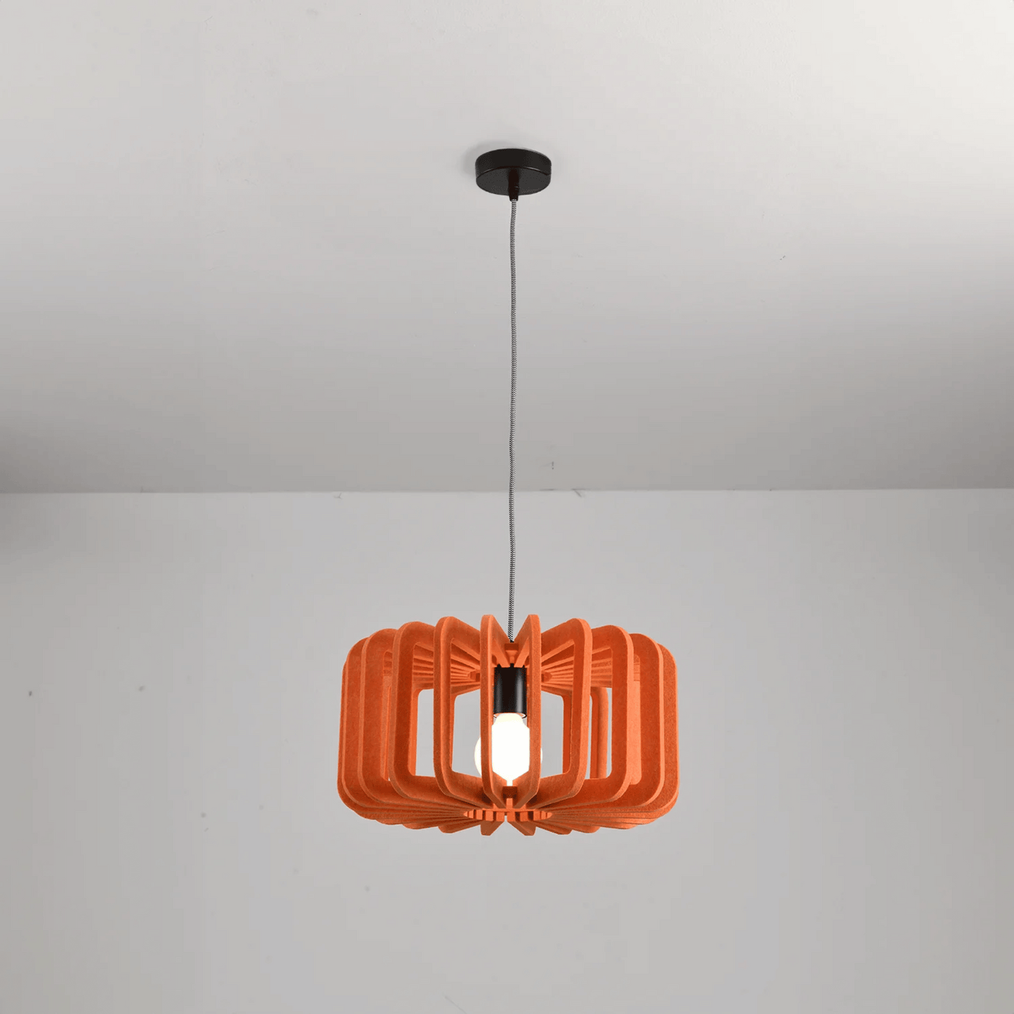 Hanglamp Scandinavisch met Gelameleerde Kap en Akoestisch Viltpaneel